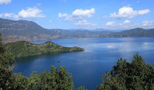美丽湖景与周边青山绿树