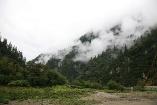 云雾缭绕的山间绿野
