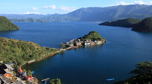 湖畔岛屿美景