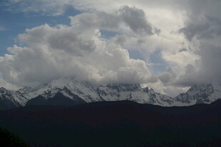 雪山云海壮丽景观