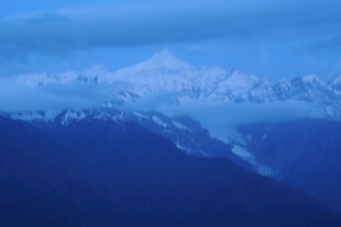 壮丽雪山河谷美景