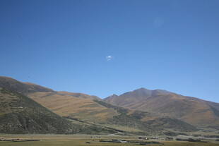 山间蓝天美景