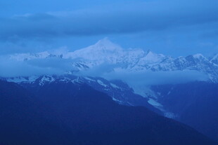 壮丽雪山云海景观