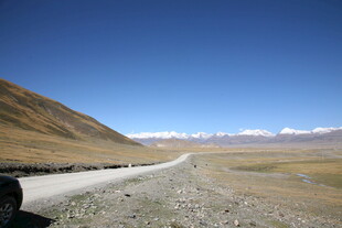蜿蜒山间公路 开阔景致