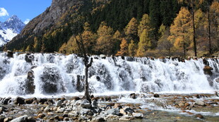 山间瀑布秋色美景