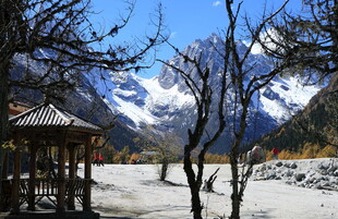 雪山下的静谧亭景