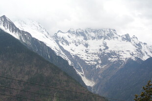 雪山巍峨壮丽景观
