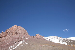 雪山旁的嶙峋山峰