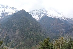 雪山下的壮丽山峦景色