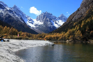 秋日山间湖泊壮丽美景