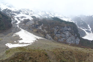 雪山环绕的壮丽山间景色