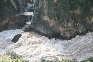 湍急溪流冲击岩石场景