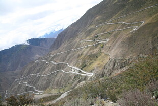 山间蜿蜒公路美景