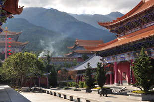 古色古香的中式寺庙建筑群