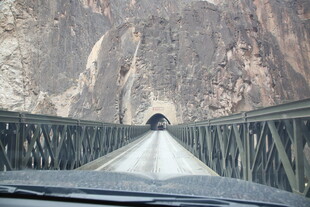 驾车驶向山间隧道