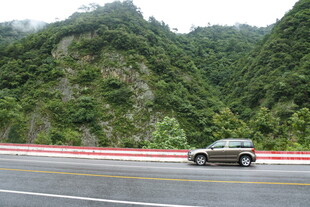 山间公路上行驶的汽车
