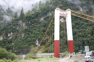 高山间的红白悬索桥