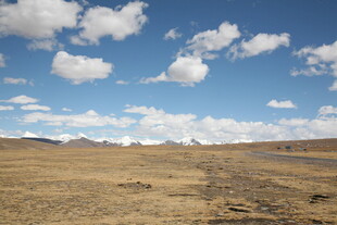 广袤荒原上的蓝天白云