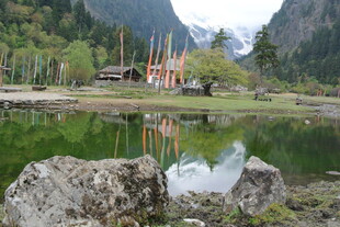 山间湖畔藏式建筑美景