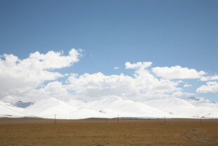 蓝天草原上的白云