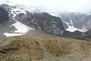 雪山下的崎岖山地景观