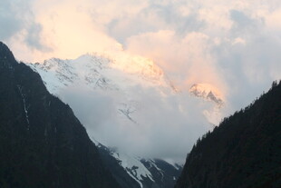 雪山云海壮丽黄昏景色