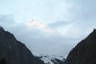 山间云雾缭绕的壮丽景色