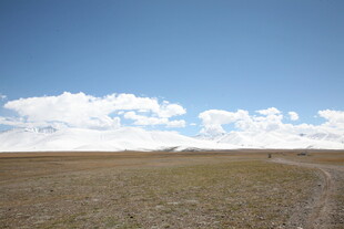 草原旷野蓝天白云之路