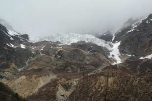 云雾缭绕的壮丽雪山景观