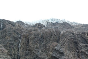 巍峨山脉 顶端覆雪
