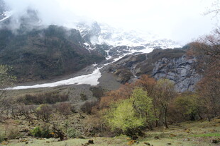 山间云雾缭绕的多彩景致