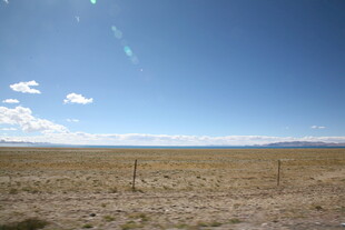 广阔草原蓝天风景