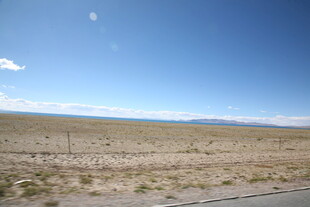 公路边的开阔旷野风景