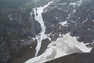 高山冰雪瀑布壮丽景观