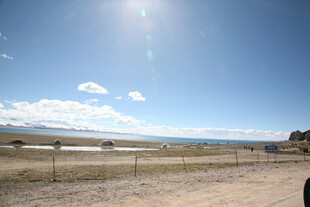 草原风光下的开阔天地