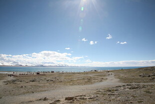 广阔沙滩与蓝天海景画面