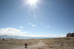 阳光下的户外徒步场景