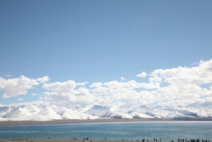 蓝天碧水间的美丽湖景