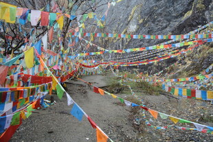 山间飘扬的多彩经幡