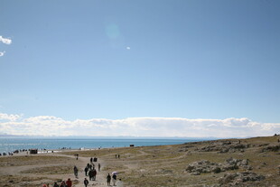 草原漫步的人群与广阔蓝天