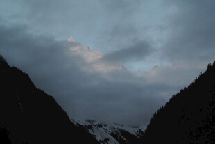 山间暮色中的云雾景观