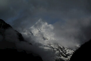 云雾缭绕的巍峨山峰