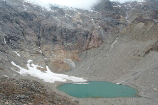 高山中的碧绿湖泊