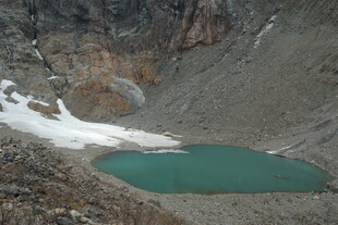山间碧绿湖泊与残雪