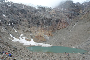 高山中的碧绿湖泊
