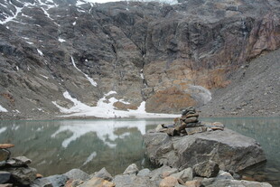 山间湖泊与远处雪山倒影