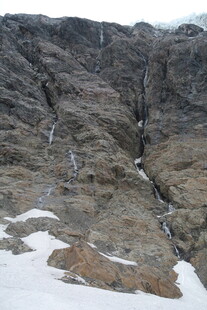 雪山旁的嶙峋岩石