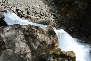 山间瀑布岩石景观