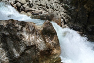 山间瀑布岩石景观
