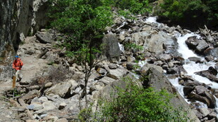 山间嶙峋岩石与潺潺溪流